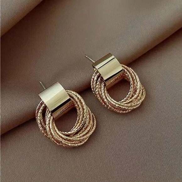 Luxe Golden Elegant Statement Earrings - Picture 2 of 4